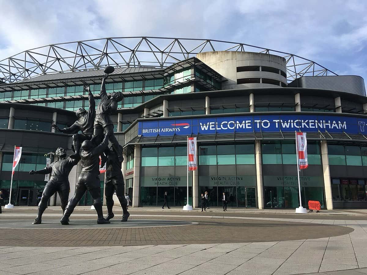 Imagen del estadio: el frente de Twickenham, con el cartel «Welcome to Twickenham» y la escultura de un line en bronce en la explanada