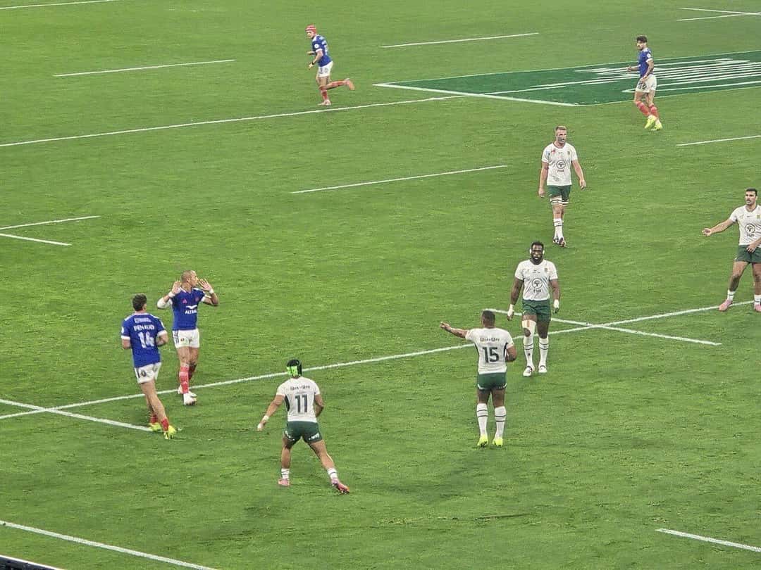 Foto de archivo: jugadores de Sudáfrica, de blanco, y de Francia, de azul, despliegan una jugada sobre el césped del Stade de France