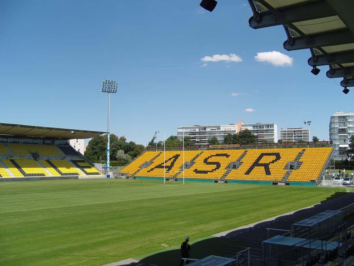 Foto de archivo: la tribuna amarilla y negra del Stade Marcel-Deflandre de La Rochelle, con las letras ASR en las butacas, en un día de sol