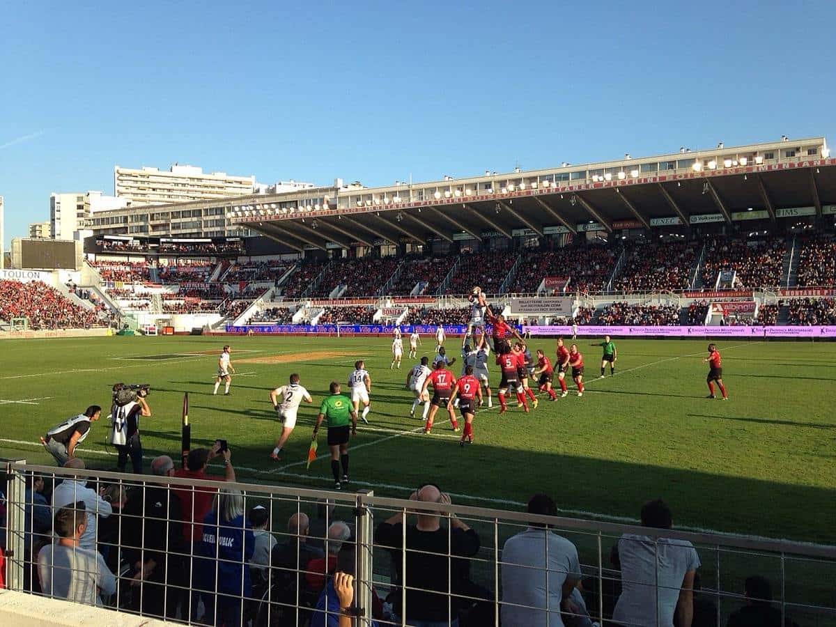 Foto de archivo: un line del Toulon, de rojo y negro, ante la tribuna llena del estadio Mayol durante un partido del Top 14
