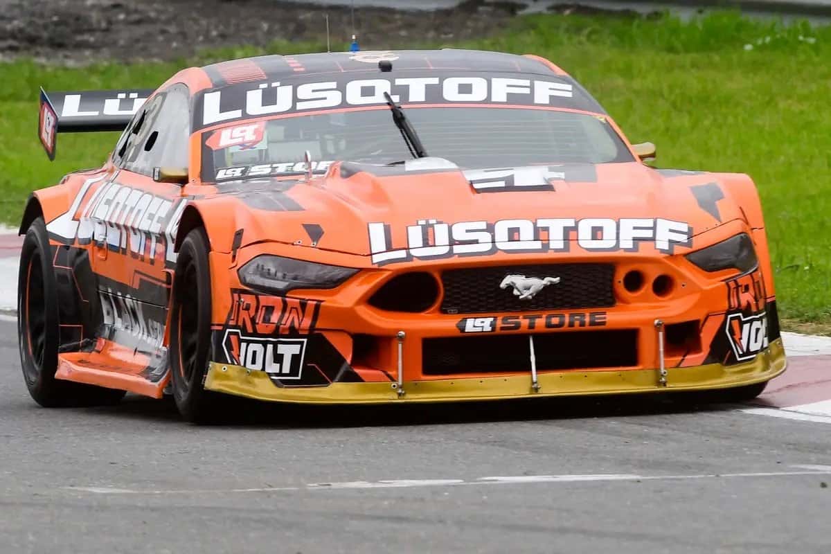 El Ford Mustang naranja de Mauricio Lambiris dobla en una curva del autódromo de Rosario durante las series del domingo 25 de octubre