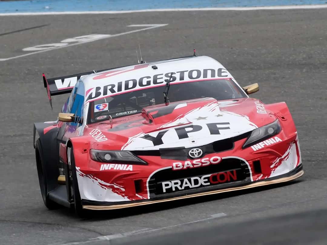 El Toyota Camry rojo y blanco de Matías Rossi entra a una curva del autódromo Juan Manuel Fangio de Rosario