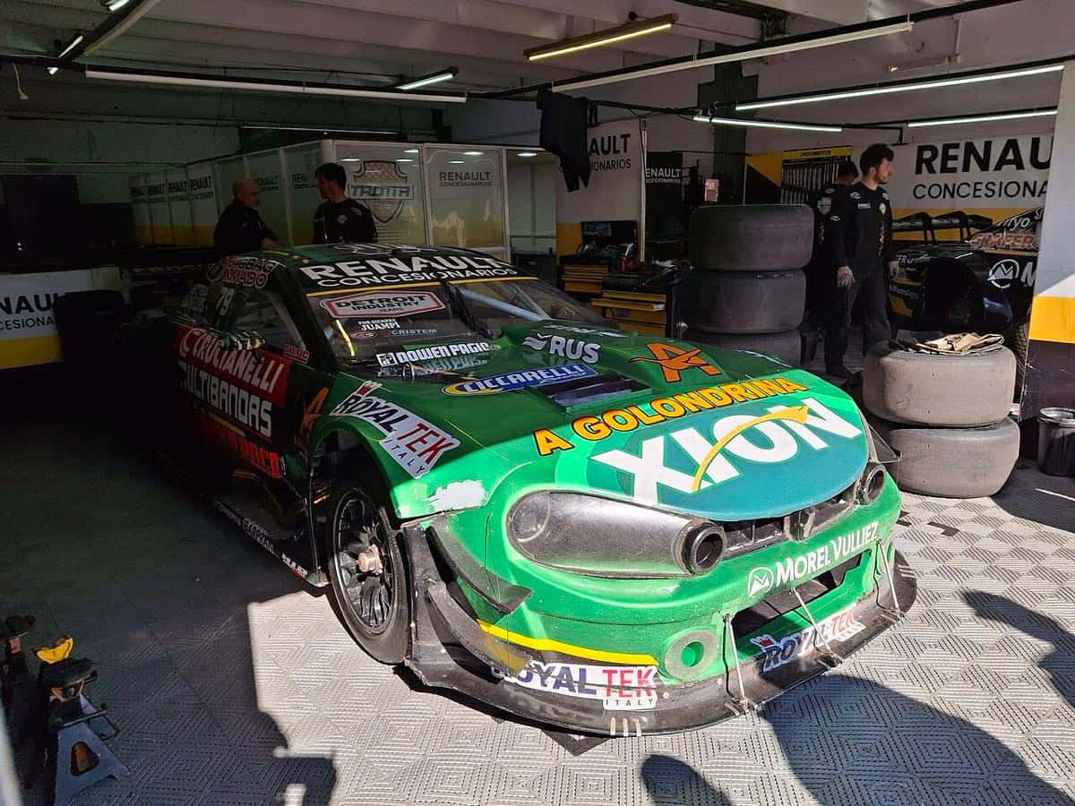 Foto de archivo: el Torino verde de Facundo Chapur en el box del Trotta Racing, con mecánicos detrás y cubiertas apiladas a un costado