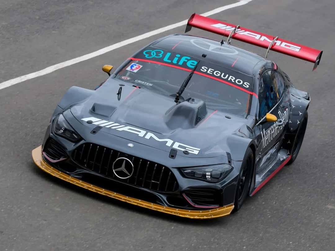 El Mercedes gris oscuro de Otto Fritzler en la pista del autódromo Juan Manuel Fangio durante la clasificación del TC