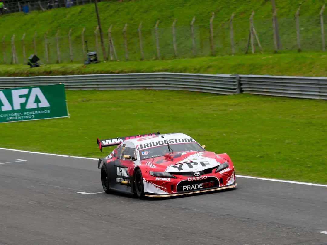 El Toyota rojo y blanco de Matías Rossi en una recta del autódromo de Rosario durante la clasificación del TC