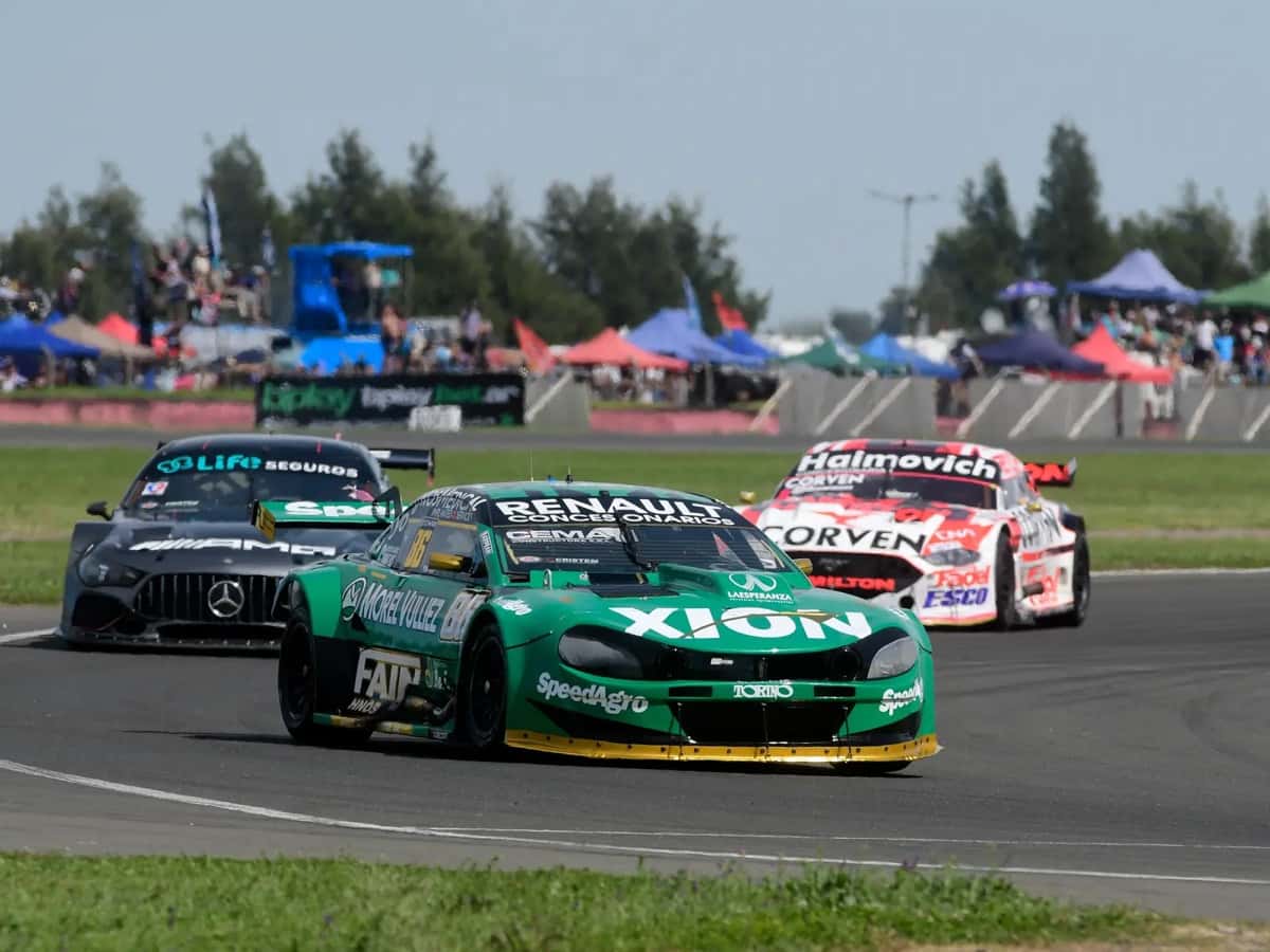 El Torino verde número 86 de Ignacio Faín adelante de un Mercedes y un Ford en la serie del domingo en San Nicolás