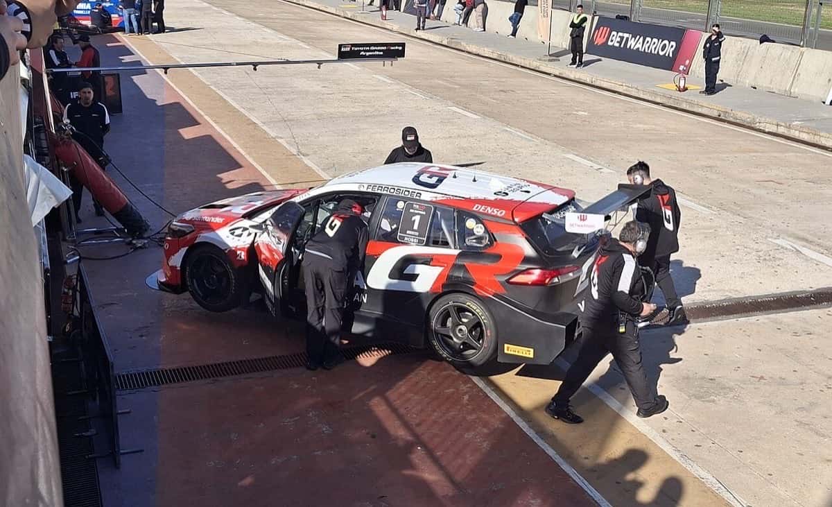 Foto de archivo: el Toyota Corolla Cross número 1 de Matías Rossi, blanco, rojo y negro, entra a boxes en San Nicolás, con mecánicos del equipo alrededor