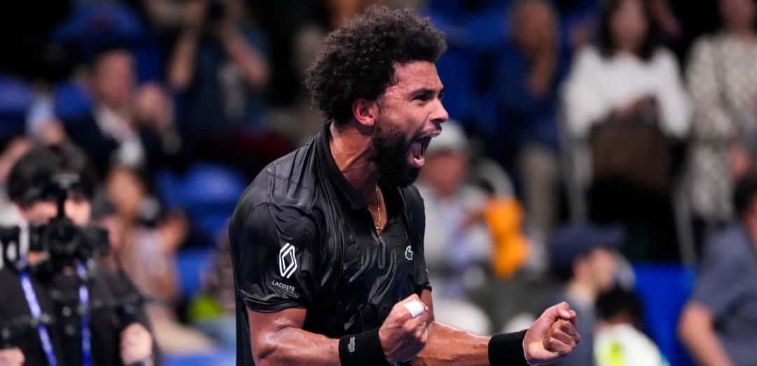Arthur Fils festeja con los puños cerrados y remera negra en el Japan Open 2026