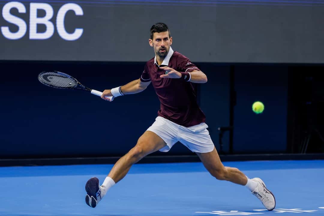 Novak Djokovic estira la derecha sobre la cancha azul del China Open 2026