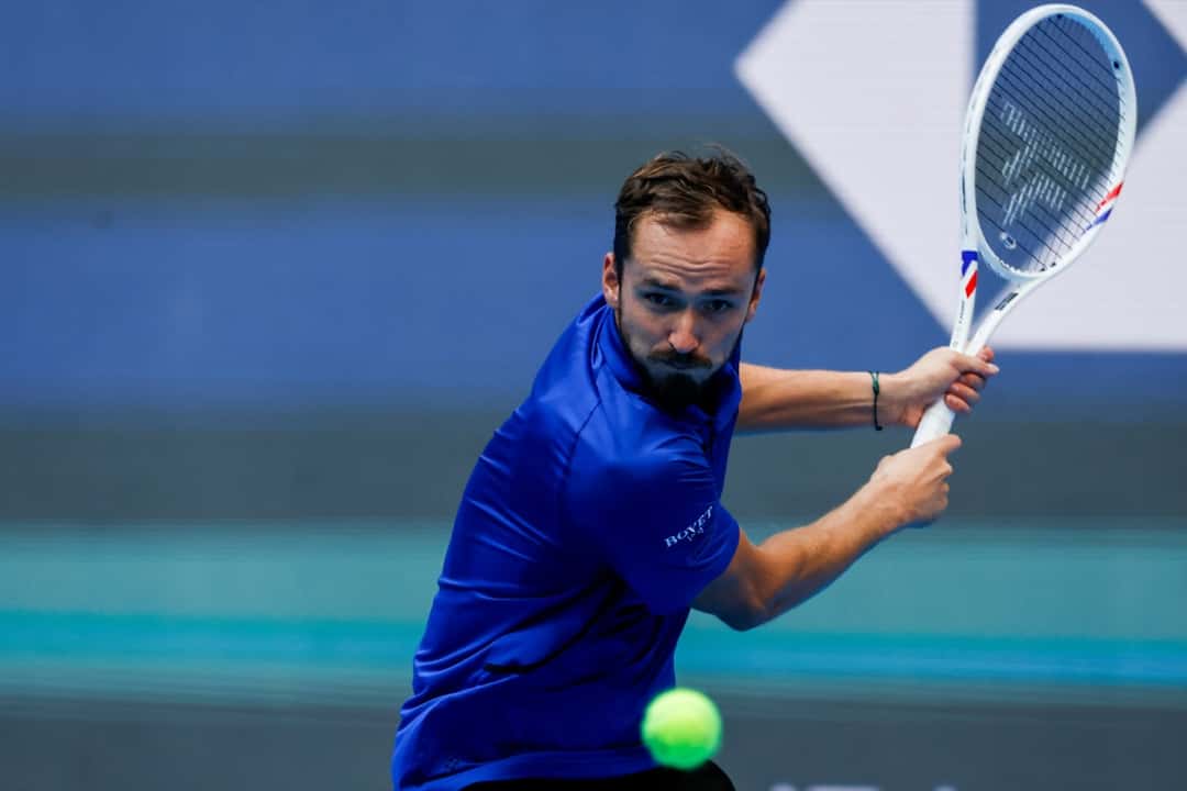 Daniil Medvedev prepara un revés a dos manos en el China Open 2026