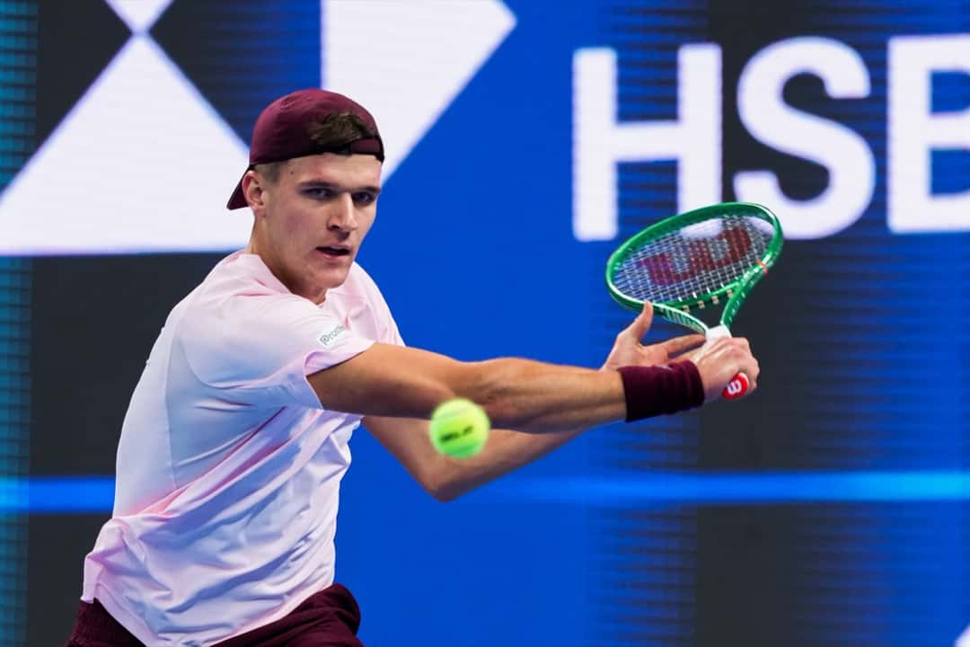 Jakub Mensik pega un revés a dos manos durante el China Open 2026