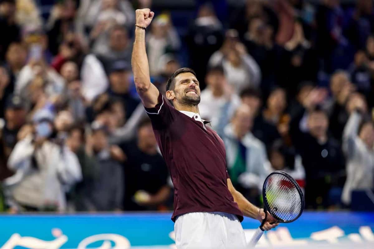 Novak Djokovic festeja con el puño en alto ante el público del China Open en Beijing
