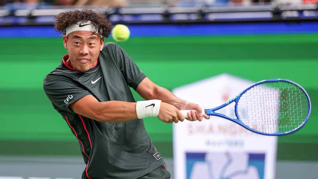 Coleman Wong, con remera verde oscura y vincha blanca, pega un revés a dos manos durante la clasificación del Rolex Shanghai Masters