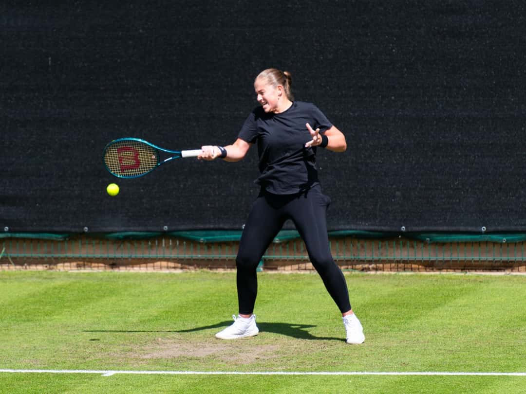 Foto de archivo: Jelena Ostapenko, de negro, pega un drive en una cancha de césped durante un entrenamiento en Birmingham 2024