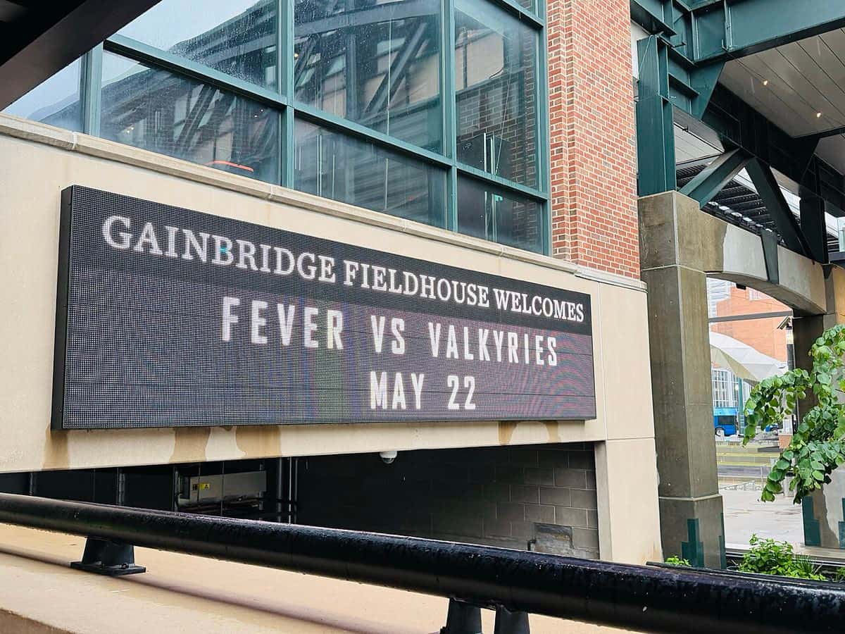 Foto de archivo: el cartel luminoso del Gainbridge Fieldhouse de Indianápolis anuncia el partido Fever vs. Valkyries