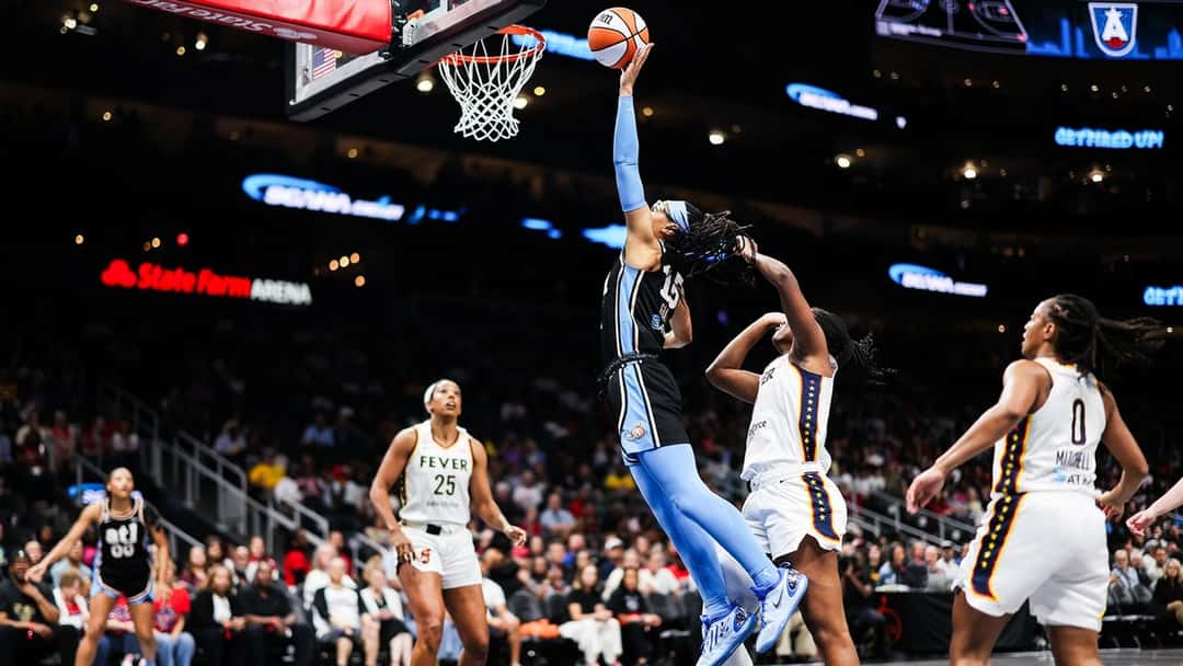 Foto de archivo: una jugadora del Atlanta Dream, de celeste, sube a dejar la pelota en el aro ante jugadoras de Indiana Fever, de blanco, en el State Farm Arena