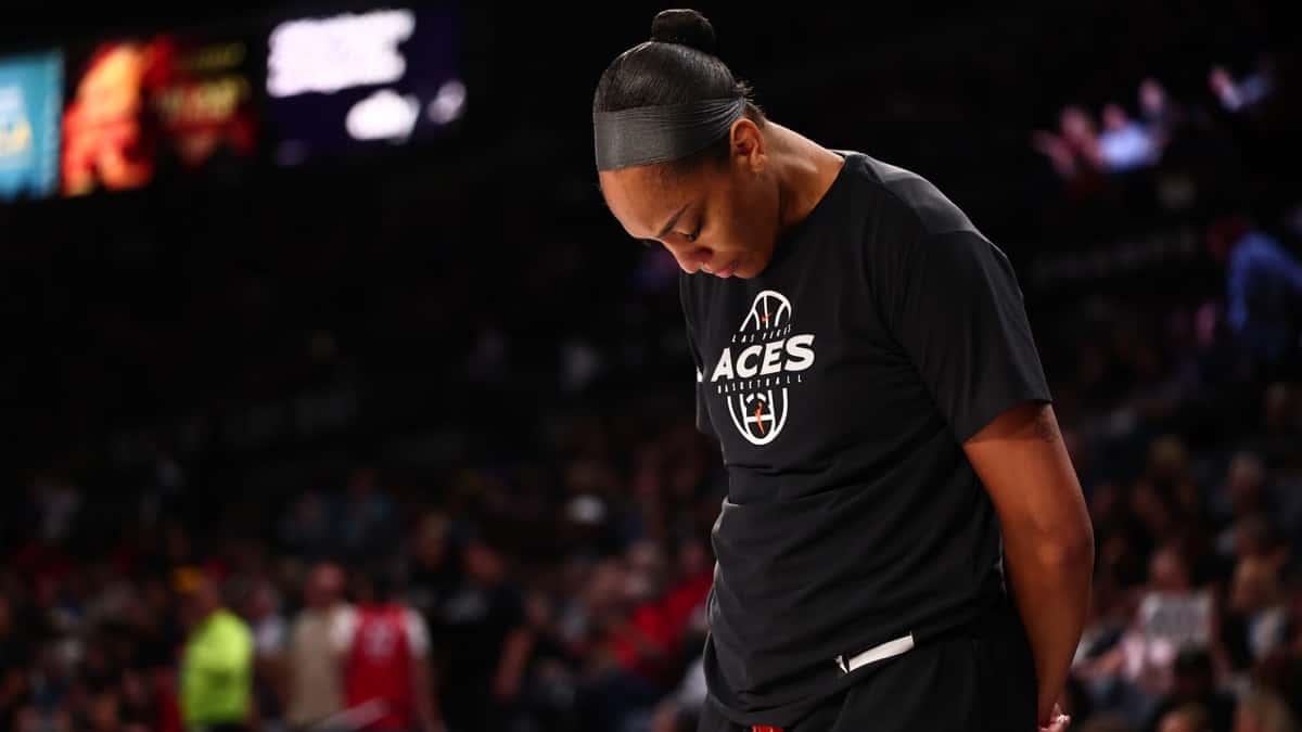A'ja Wilson, de Las Vegas Aces, con la cabeza baja y remera de entrada en calor antes de un partido en Las Vegas