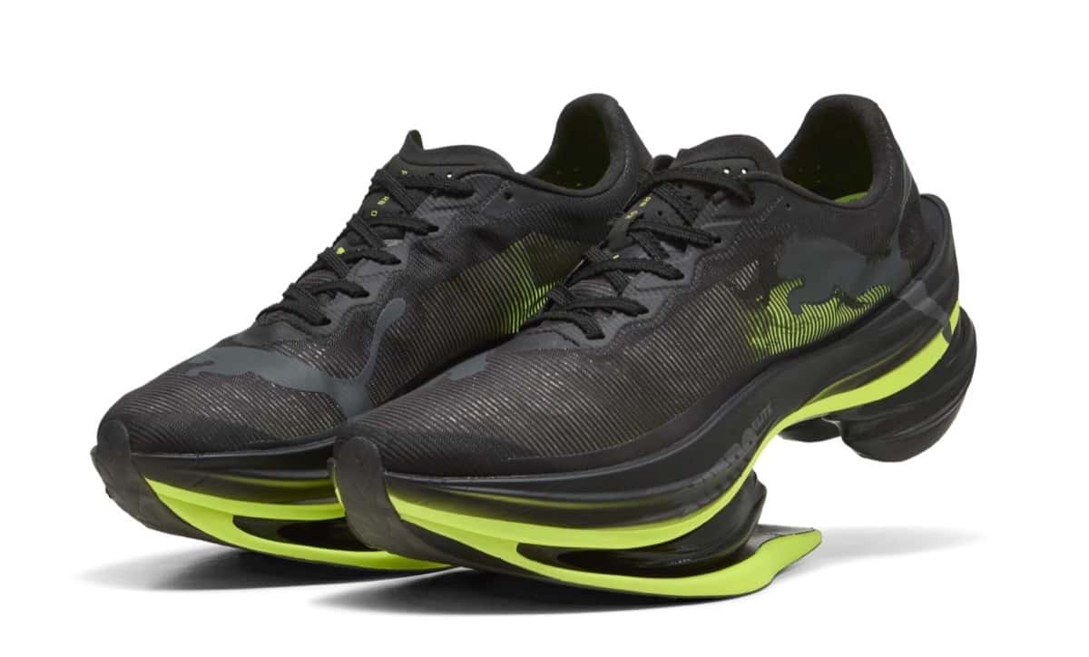 Par de Puma Fast-RB Nitro Elite 2 negras con camuflado gris en la capellada y una entresuela verde lima muy alta y curvada