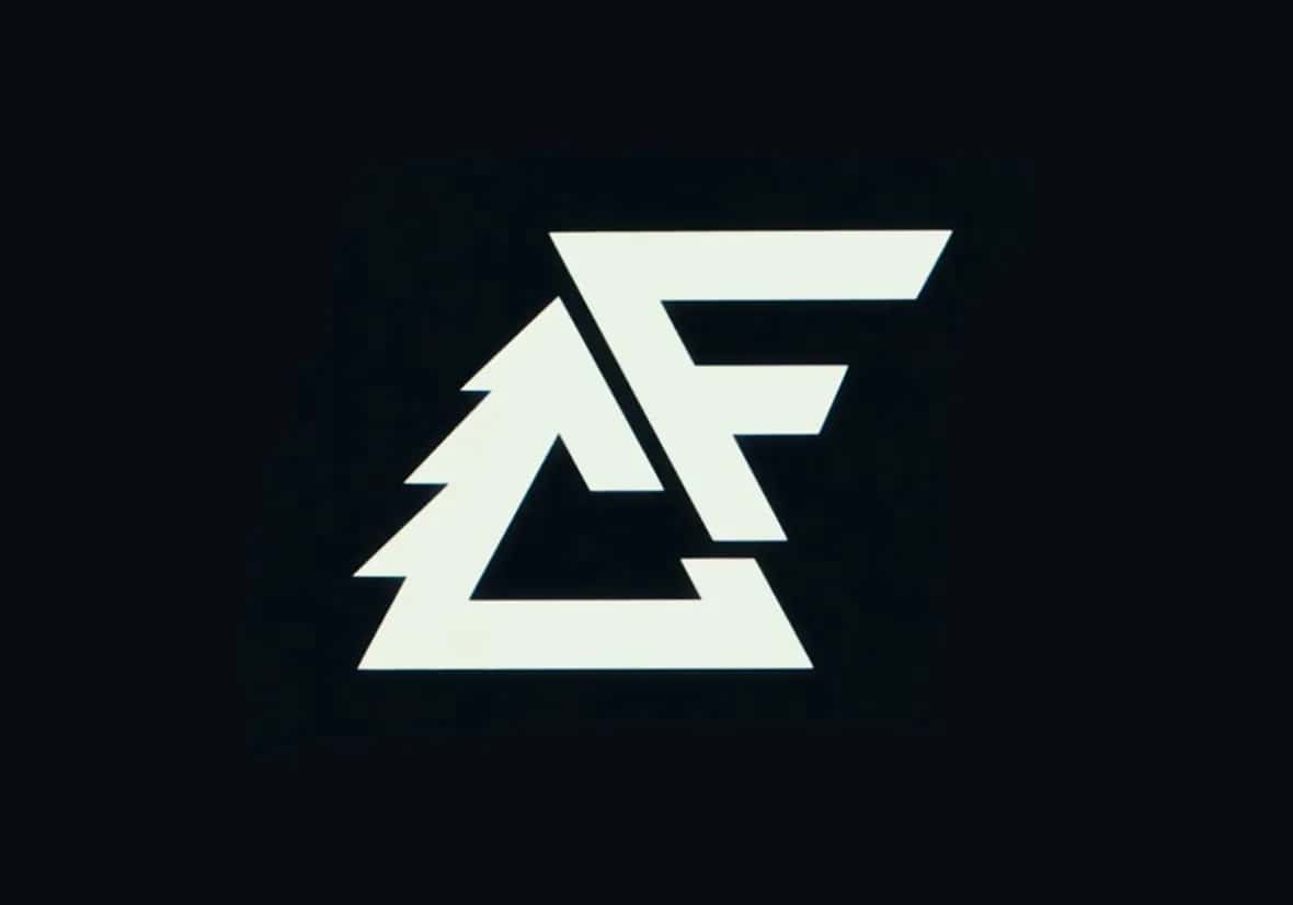 Logo de Cooper Flagg con New Balance en blanco sobre fondo negro: una C triangular con escalones de pino en el borde izquierdo y una F inclinada encastrada en su abertura