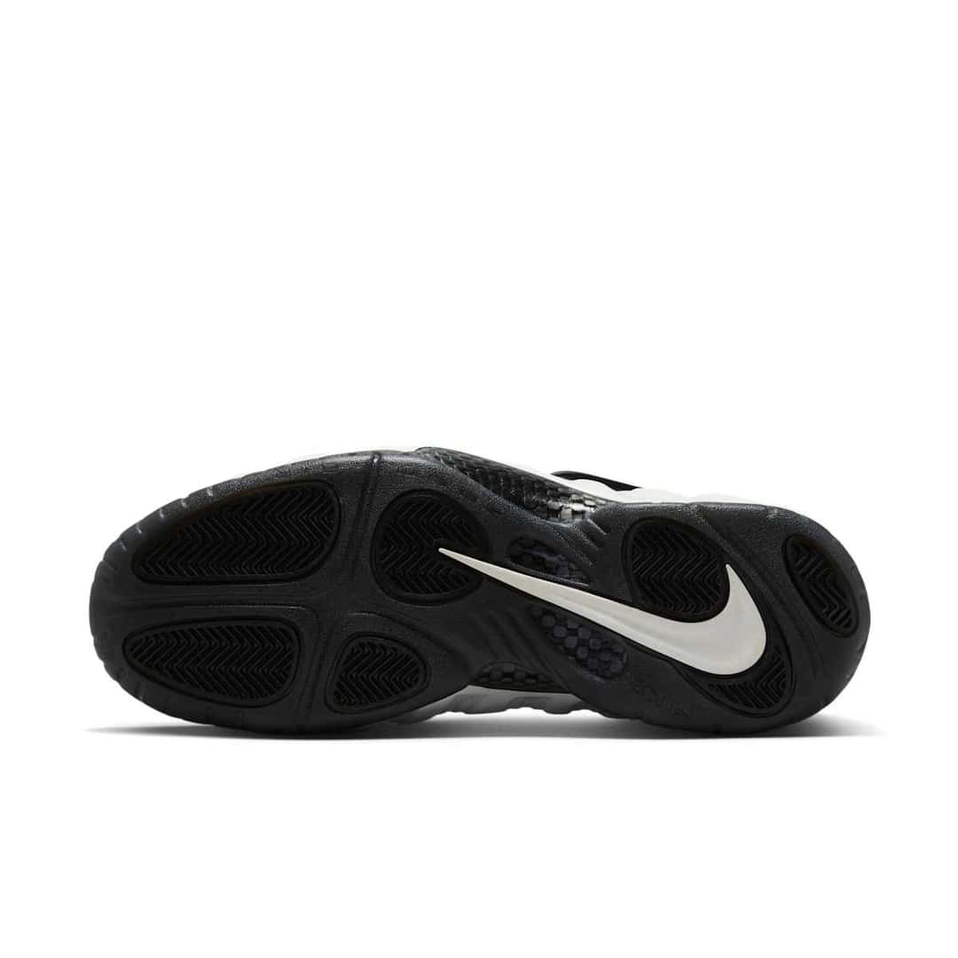 Suela de la Nike Air Foamposite Pro Premium Summit White en goma negra con tracción en espiga, un Swoosh blanco grande y la placa de fibra de carbono a la vista