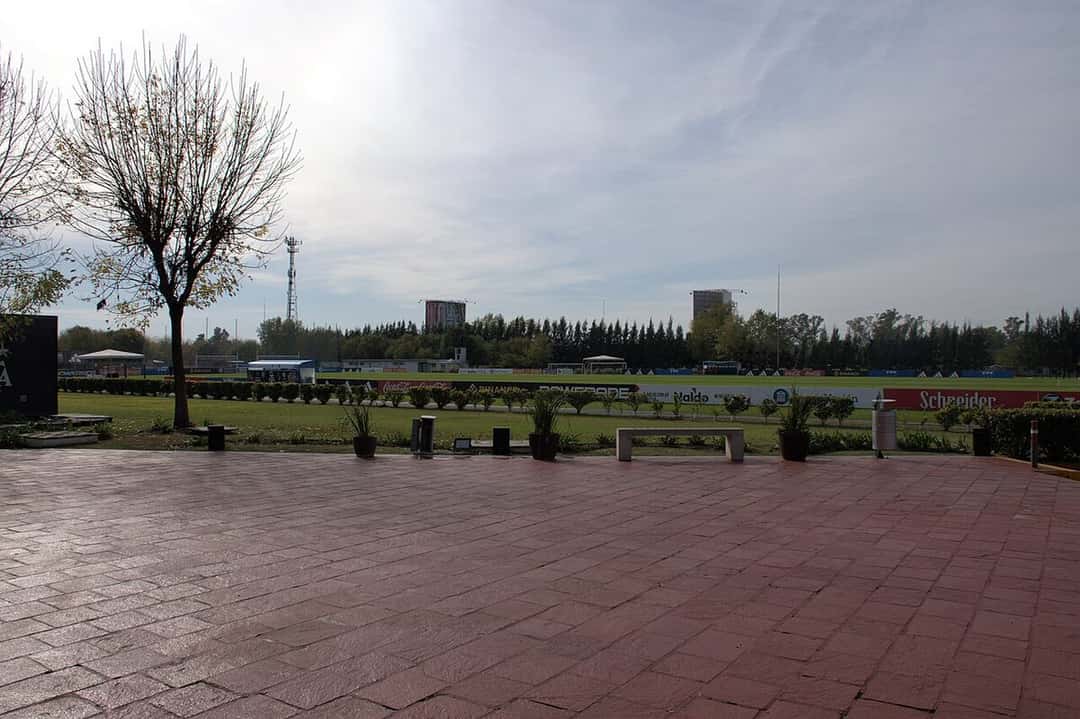 El predio de la AFA en Ezeiza, con las canchas de entrenamiento de la Selección y una explanada de baldosas rojas en primer plano; foto de archivo de 2023 (foto: BugWarp, Wikimedia Commons, licencia CC BY-SA 4.0)