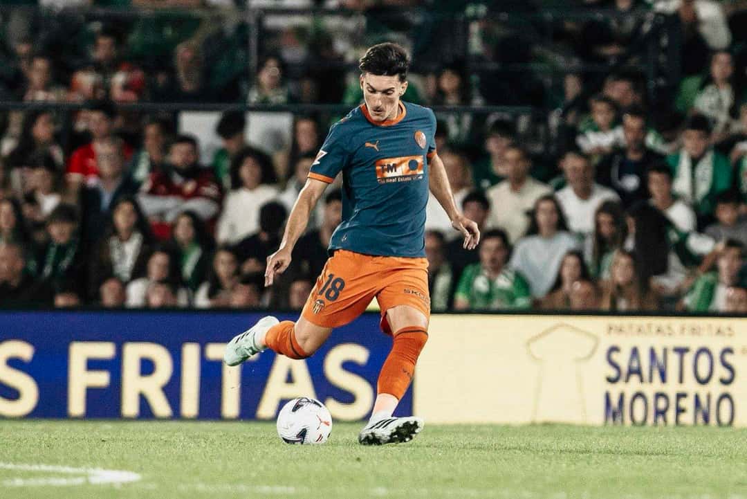 Un jugador del Valencia, con el número 18 en el pantalón, se prepara para pegarle a la pelota en El Sardinero (foto: prensa Valencia CF)