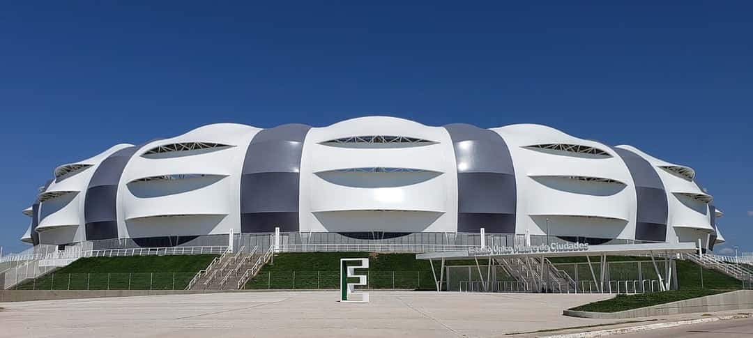 El estadio Único Madre de Ciudades, de Santiago del Estero, visto desde el lado este con su estructura blanca ondulada; foto de archivo de 2021 (foto: Gergas, Wikimedia Commons, licencia CC BY-SA 4.0)