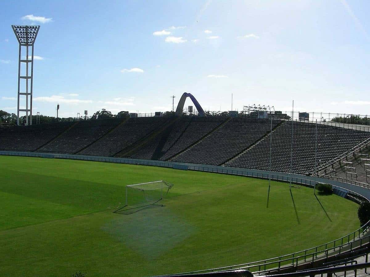 Las tribunas del estadio José María Minella, de Mar del Plata, y su cancha vistas desde una platea, con una torre de iluminación; foto de archivo (foto: Nachomdqcor, Wikimedia Commons, licencia CC BY-SA 3.0)