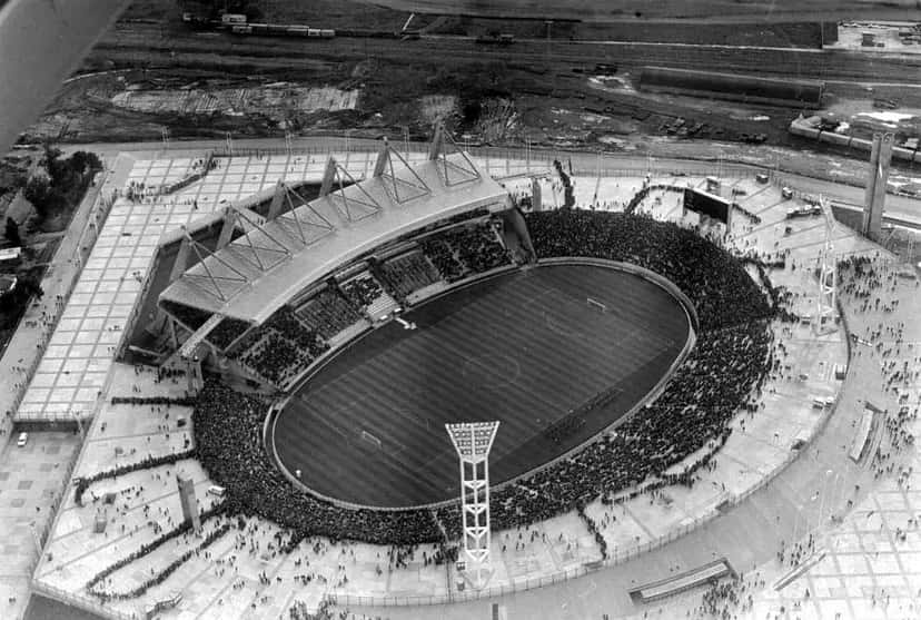 Vista aérea del estadio José María Minella, de Mar del Plata, lleno de público, con su cubierta sobre la tribuna principal y la torre de iluminación; foto de archivo de 1978, dominio público, Wikimedia Commons