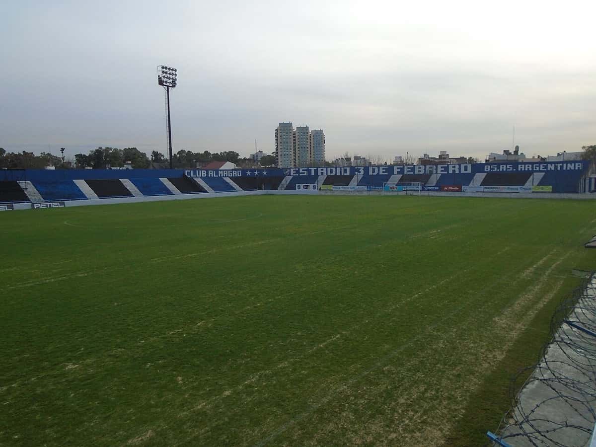 El estadio Tres de Febrero, de Almagro, con su tribuna azul y el nombre del estadio pintado sobre la popular; foto de archivo de 2021 (foto: Ulises Icardi, Wikimedia Commons, licencia CC BY-SA 4.0)