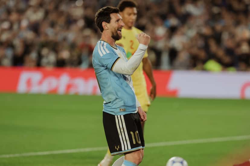 Lionel Messi aprieta el puño y festeja en el Monumental, con la camiseta especial de su despedida y un jugador de Benín detrás (foto: prensa oficial de la AFA)