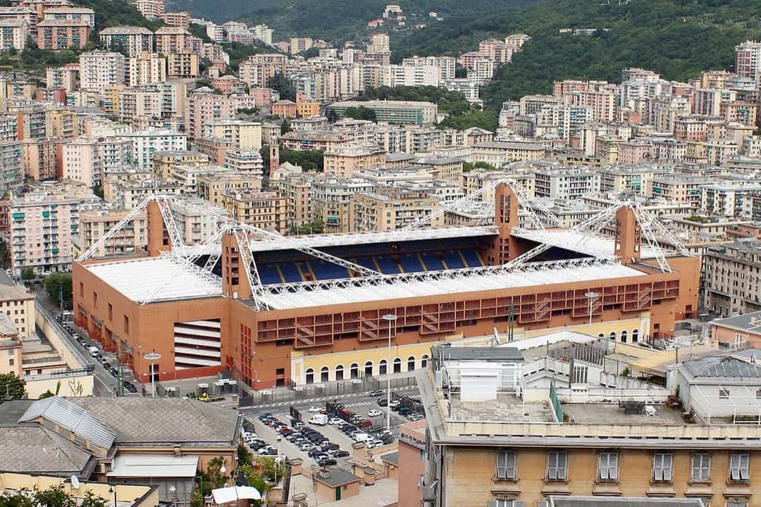 El estadio Luigi Ferraris de Génova visto desde lo alto, con su estructura de color terracota y el barrio de Marassi alrededor; foto de archivo de mayo de 2016 (foto: Gab997, Wikimedia Commons, licencia CC BY-SA 4.0)