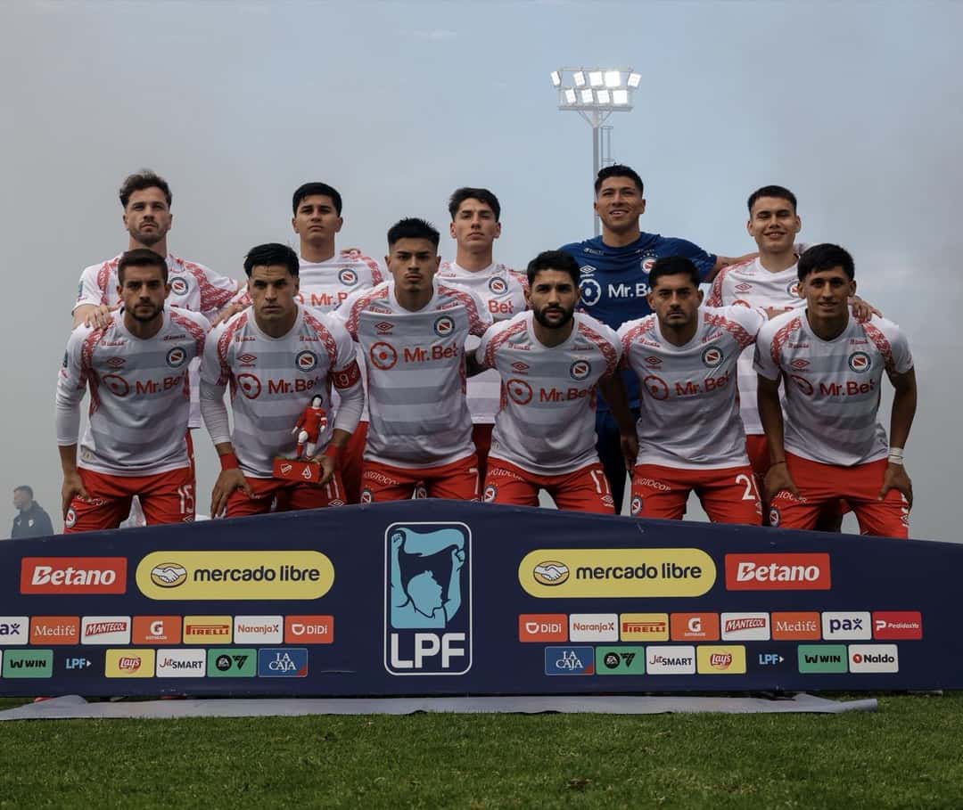 El plantel de Argentinos Juniors, con la camiseta blanca y roja, posa para la foto del equipo antes de un partido de la Liga Profesional; foto de archivo de octubre de 2026 (foto: prensa oficial de Argentinos Juniors)