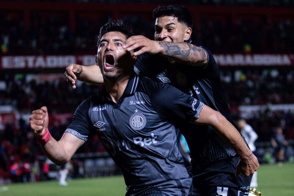 Dos jugadores de Argentinos Juniors, con la camiseta negra, se abrazan y gritan el gol ante Independiente Rivadavia en el estadio Diego Armando Maradona (foto: prensa oficial de Argentinos Juniors)