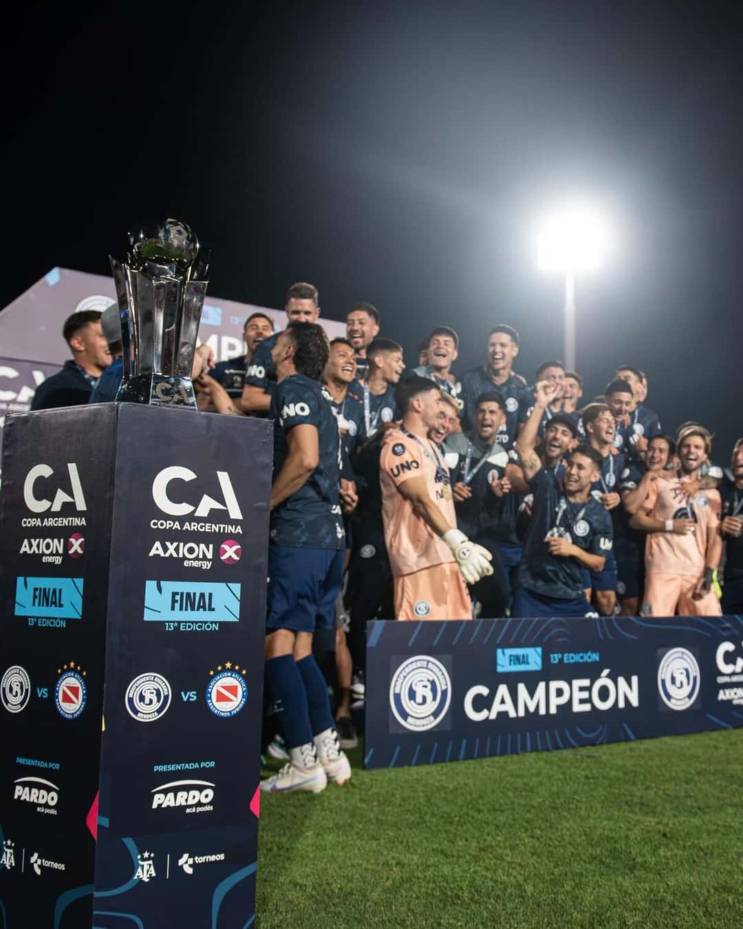 Los jugadores de Independiente Rivadavia festejan con el trofeo de la Copa Argentina en la cancha, detrás del cartel de campeón; foto de archivo de noviembre de 2025 (foto: prensa oficial de Independiente Rivadavia)