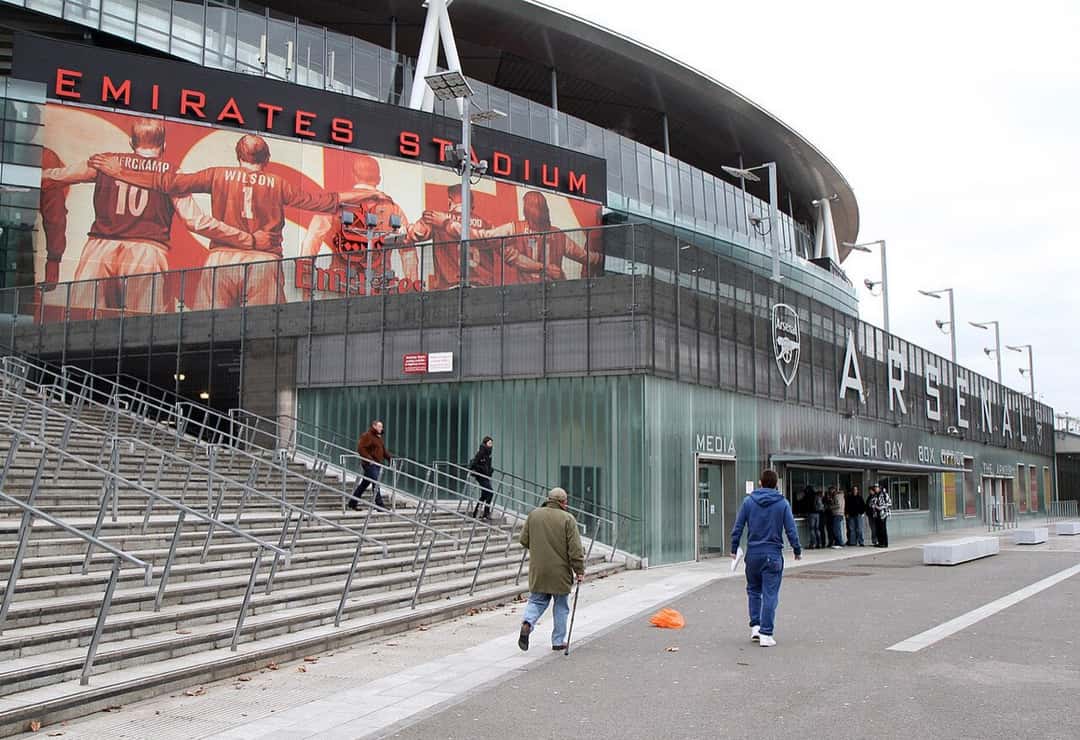 La entrada del Emirates Stadium con el mural de leyendas del Arsenal y las escaleras de acceso; foto de archivo de enero de 2011 (foto: Martin Addison, Wikimedia Commons, licencia CC BY-SA 2.0)