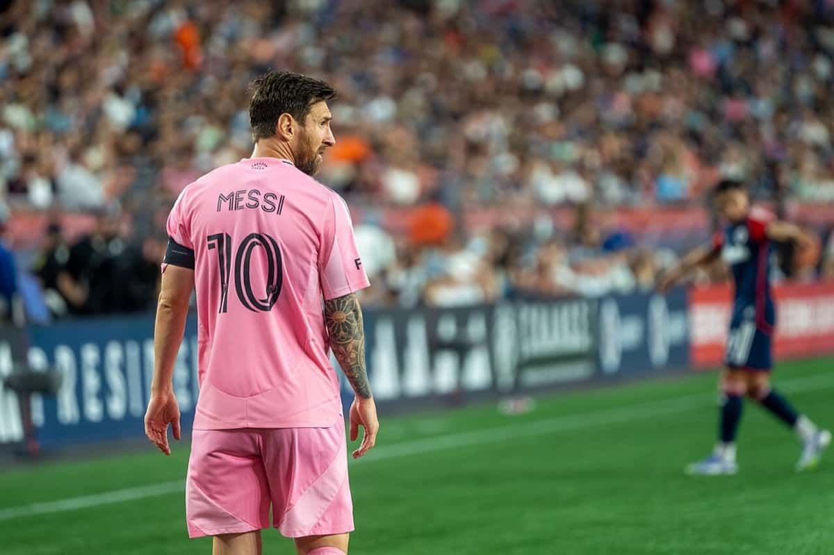 Lionel Messi, con la camiseta rosa número 10 del Inter Miami y la cinta de capitán, de espaldas durante un partido de la MLS; foto de archivo de julio de 2025 (foto: Bryan Berlin, Wikimedia Commons, licencia CC BY-SA 4.0)