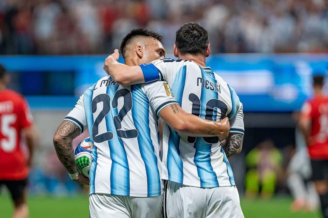 Lautaro Martínez, con el número 22, y Lionel Messi, con el 10, se abrazan con la camiseta de la Selección argentina durante el partido con Egipto del Mundial 2026; foto de archivo del 7 de julio de 2026 (foto: Bryan Berlin, Wikimedia Commons, licencia CC BY-SA 4.0)