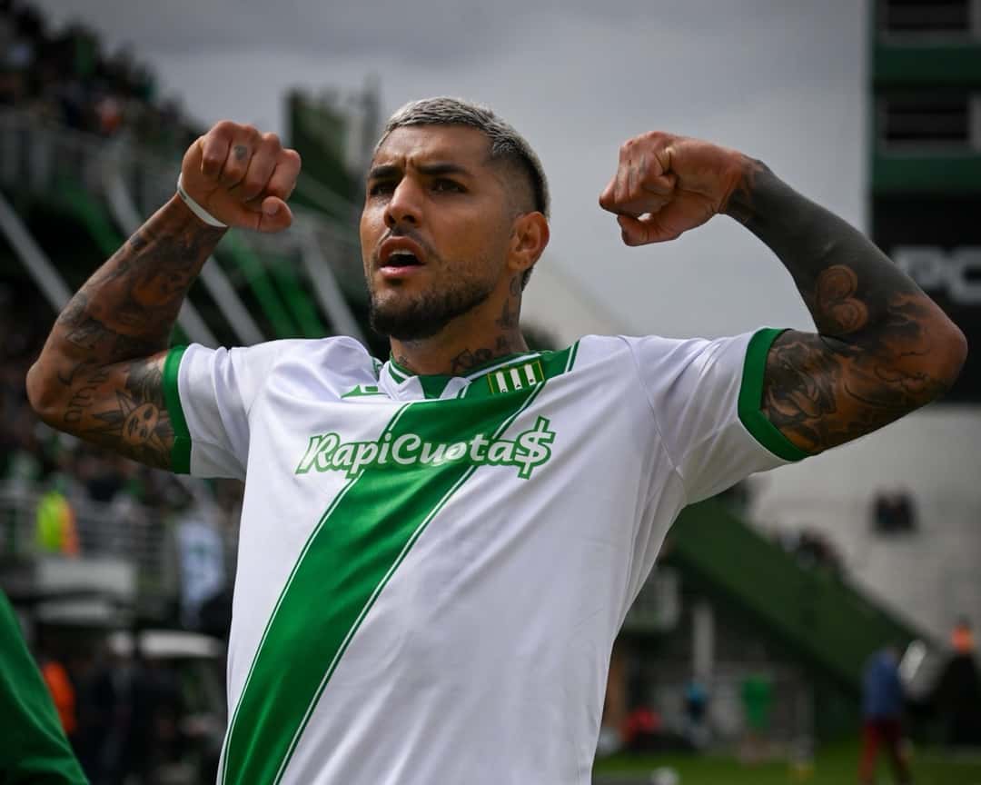 Un jugador de Banfield, con la camiseta blanca y verde, aprieta los puños y grita para festejar en el clásico del Sur del sábado 24 (foto: prensa Liga Profesional de Fútbol)