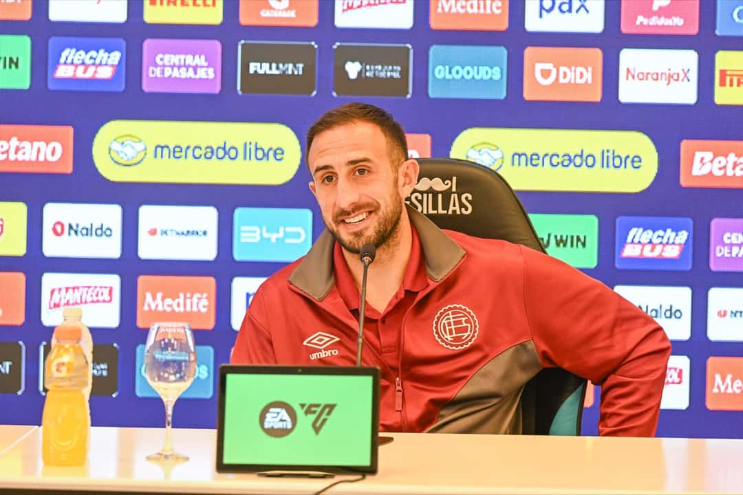Carlos Izquierdoz, defensor y capitán de Lanús, con la campera granate del club, sonríe en la conferencia de prensa previa al clásico del Sur; foto de archivo de la semana del partido (foto: prensa Liga Profesional de Fútbol)