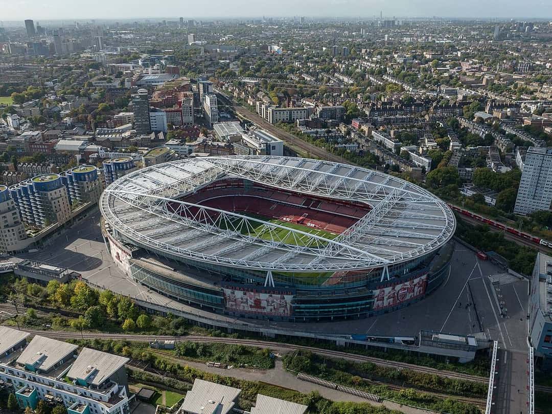 Vista aérea del Emirates Stadium, la cancha del Arsenal en el norte de Londres, rodeado de edificios y vías de tren; foto de archivo de octubre de 2022 (foto: Arne Müseler, Wikimedia Commons, licencia CC BY-SA 3.0 DE)