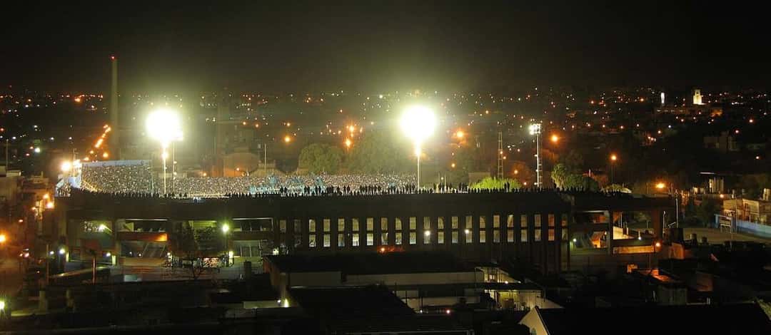 El estadio de Belgrano, en el barrio Alberdi de Córdoba, de noche y con las tribunas llenas; foto de archivo de 2012 (foto: Carlosdisogra, Wikimedia Commons, licencia CC BY-SA 3.0)