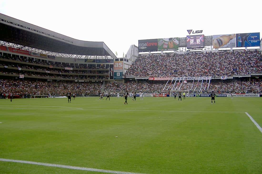 El campo de juego y las tribunas llenas del estadio Rodrigo Paz Delgado, de Liga de Quito, la cancha donde se juega la Libertadores Femenina 2026; foto de archivo de 2007 (foto: Danmarce, Wikimedia Commons, licencia CC BY 2.0)