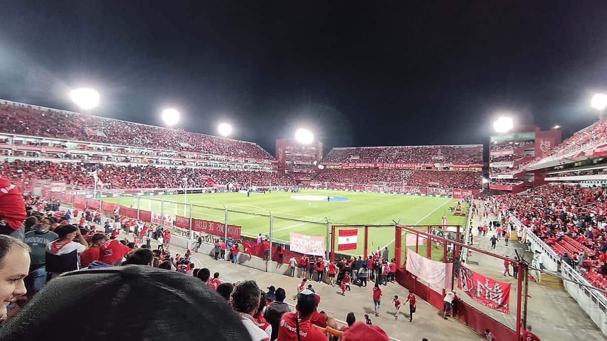 El estadio Libertadores de América-Ricardo Enrique Bochini, de Independiente, de noche y con las tribunas llenas de hinchas; foto de archivo de 2022 (foto: Nicolasmayercai, Wikimedia Commons, licencia CC BY-SA 4.0)
