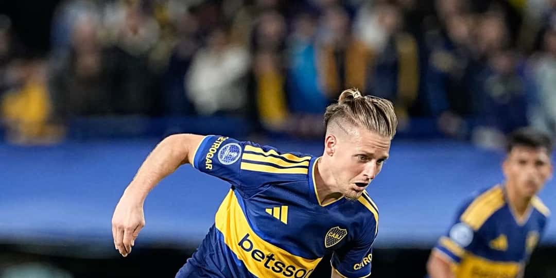 Un mediocampista de Boca, con la camiseta azul y oro y el parche de la Sudamericana en la manga, conduce la pelota en La Bombonera durante la ida ante Vasco da Gama; foto de archivo del martes 13 de octubre (foto: prensa Boca Juniors)