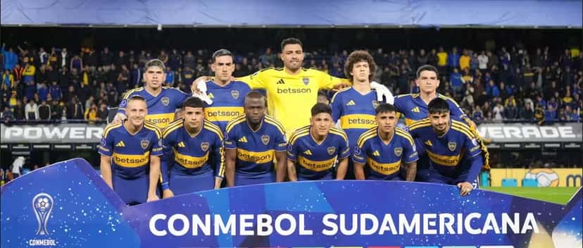 Los titulares de Boca posan para la foto en La Bombonera detrás del cartel de la CONMEBOL Sudamericana, antes de la ida de la semifinal ante Vasco da Gama; foto de archivo del martes 13 de octubre (foto: prensa Boca Juniors)