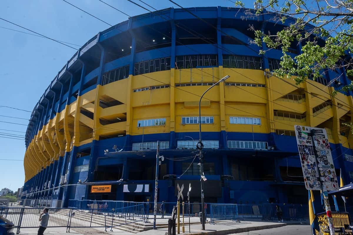 La fachada azul y amarilla de La Bombonera vista desde la calle, en un día de sol en el barrio de La Boca; foto de archivo de octubre de 2025 (foto: ProtoplasmaKid, Wikimedia Commons, licencia CC BY-SA 4.0)