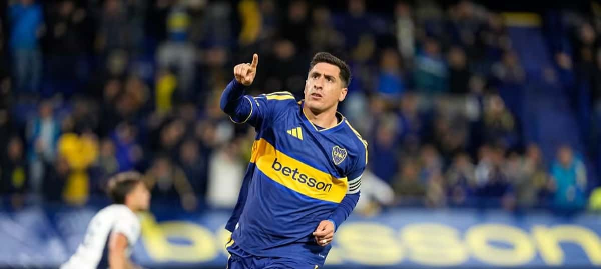 Miguel Merentiel, con la camiseta azul y oro de Boca, festeja con el dedo índice en alto su gol del empate ante Talleres en La Bombonera (foto: prensa Boca Juniors)