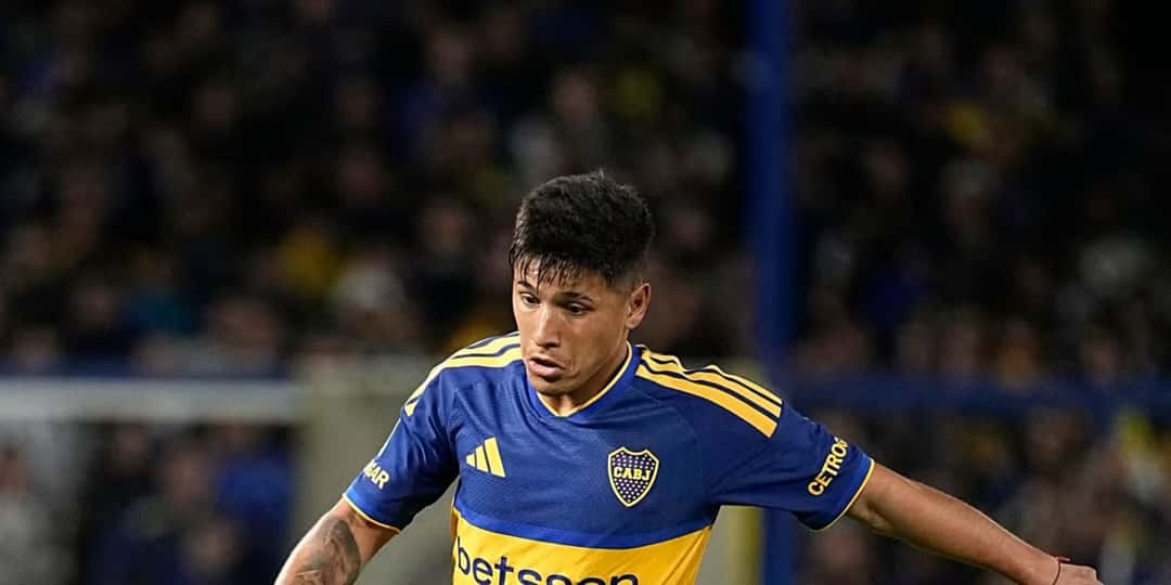 Leandro Lozano, lateral de Boca, con la pelota
