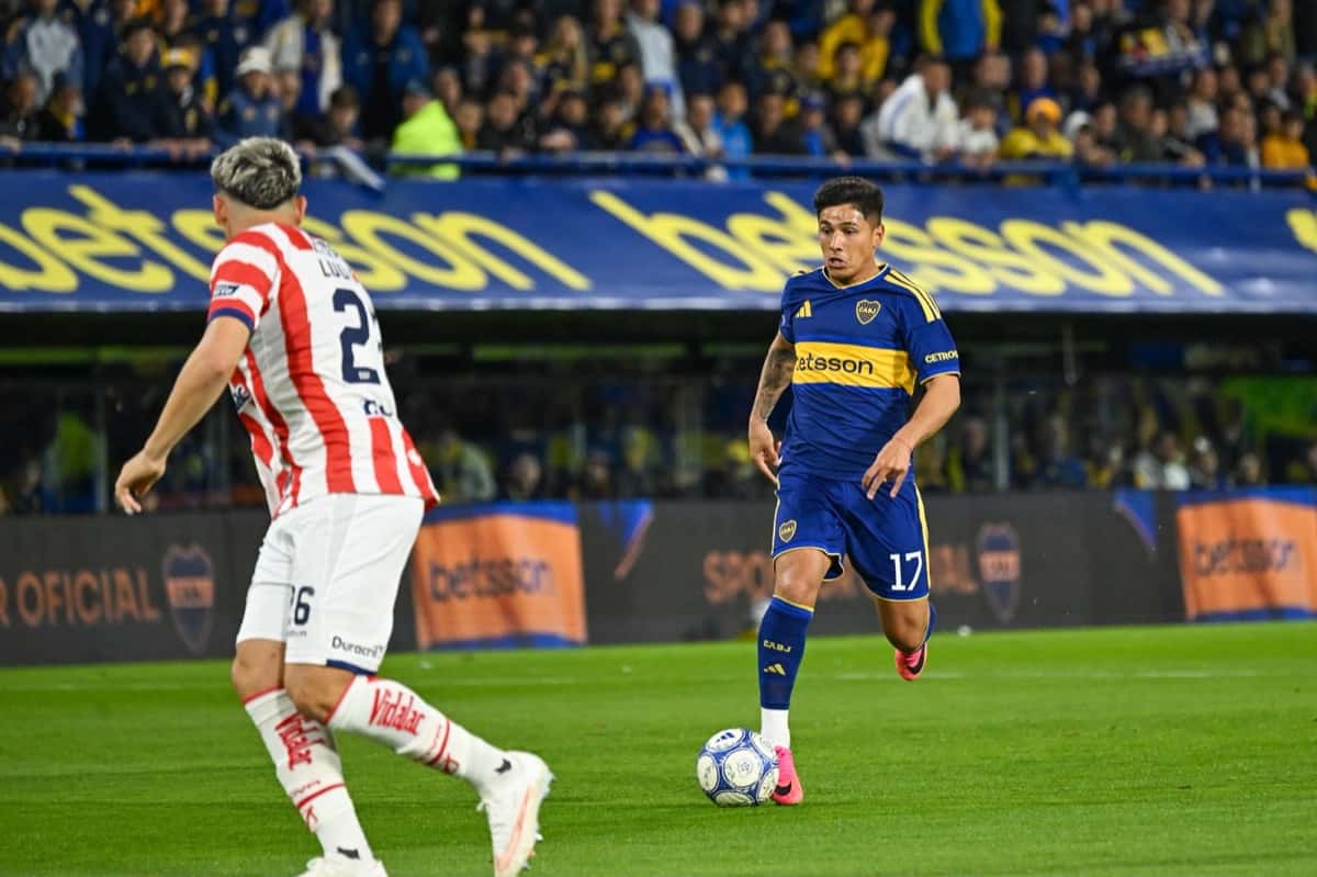 Un jugador de Boca conduce la pelota ante la marca de un futbolista de Unión durante el partido en la Bombonera